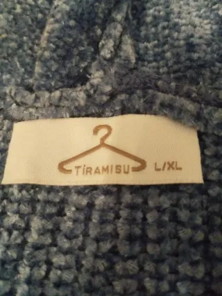 Chaqueta de lana con cremallera y capucha.