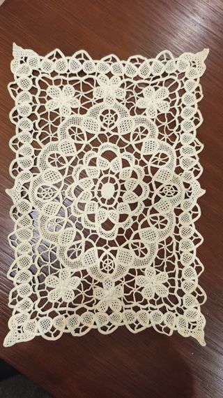 Mantel / tapete de encaje artesanal color crudo