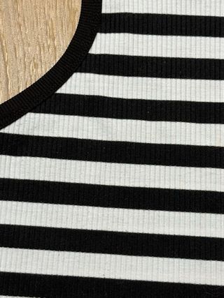 Top de rayas blanco y negro