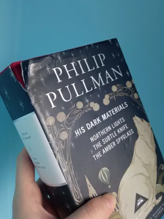 HIS DARK MATERIALS TRILOGY Philip Pullman brujula