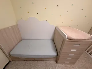 Cuna infantil con cambiador y cajones
