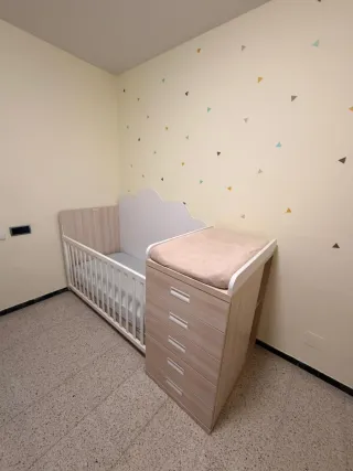 Cuna infantil con cambiador y cajones
