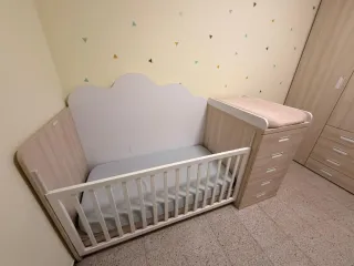 Cuna infantil con cambiador y cajones