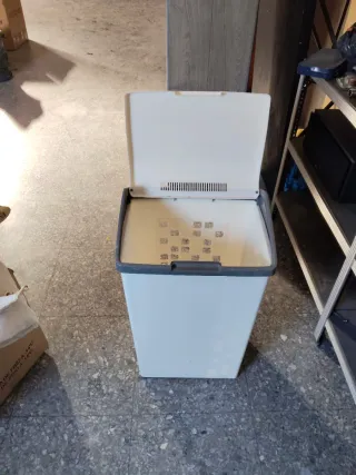 Cesto de ropa blanco y gris