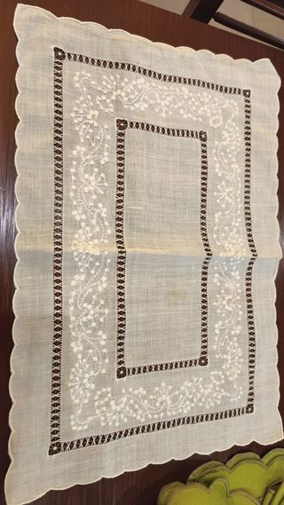 Mantelito / tapete beige bordado con vainica lino