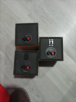 Altavoces Firstline negros y marrones