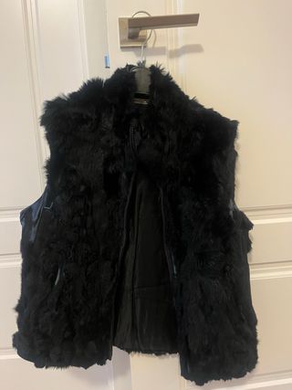 Chaleco de pelo negro