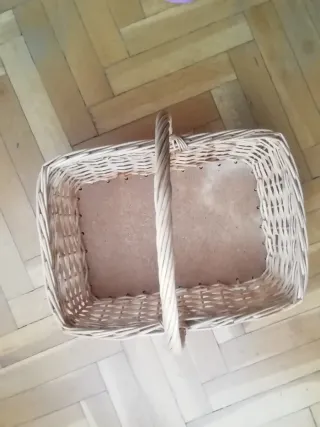 Cesta de mimbre y madera