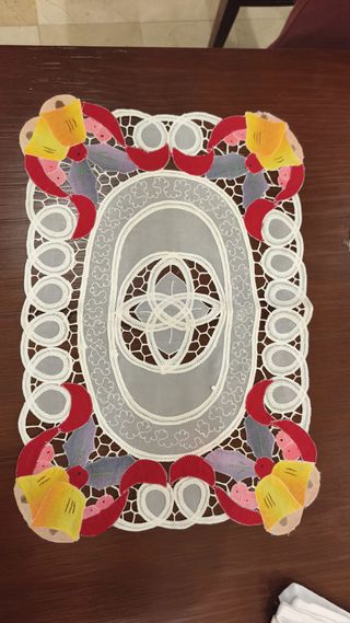 Mantel / tapete bordado calado artesanal