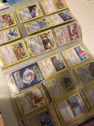 Álbum de cartas Pokémon con +280 cartas