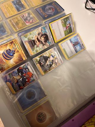 Álbum de cartas Pokémon con +280 cartas