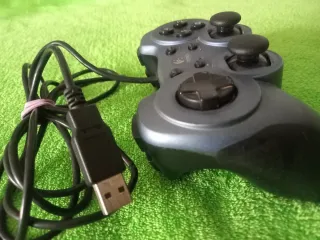 Logitech Rumblepad 2 - Comando