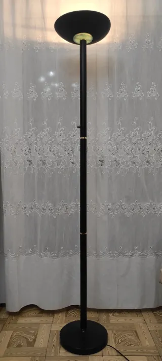 Lámpara con luz regulable de pie.