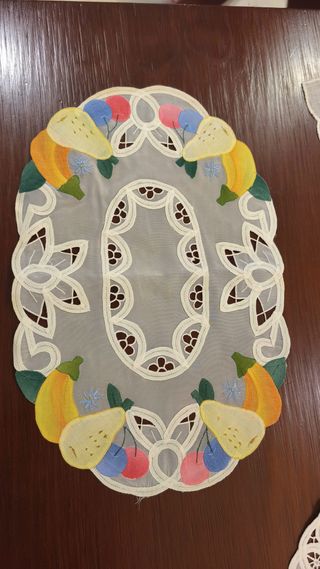 Camino de mesa / tapete bordado con frutas