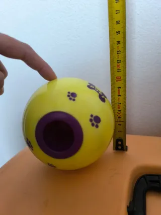 Pelota para perro con dispensador
