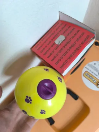 Pelota para perro con dispensador