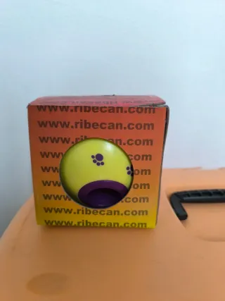 Pelota para perro con dispensador