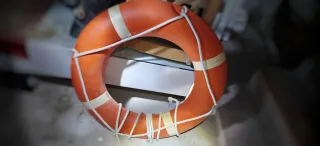 Flotador salvavidas naranja para piscina o barco