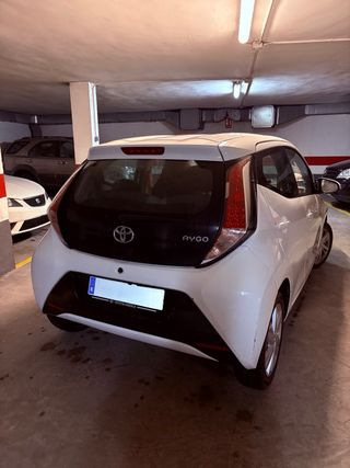 Toyota Aygo Play 2017 | 58.000 km | Cámara | Touch