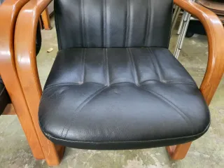 Sillones vintage cuero negro madera