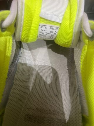 Zapatillas Xti blancas y neón