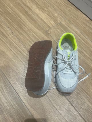 Zapatillas Xti blancas y neón