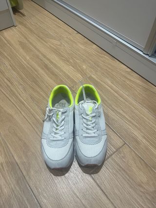 Zapatillas Xti blancas y neón