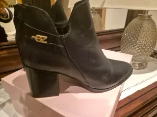 Botas pretas em pele tamanho 37 usadas 3 vezes
