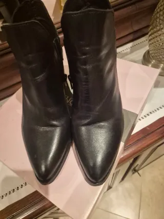 Botas pretas em pele tamanho 37 usadas 3 vezes