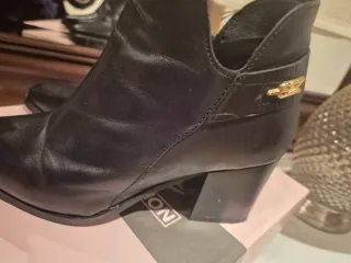 Botas pretas em pele tamanho 37 usadas 3 vezes