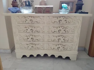 Cómoda blanca tallada madera