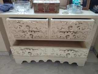 Cómoda blanca tallada madera