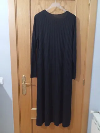Vestido punto negro escote pico talla única