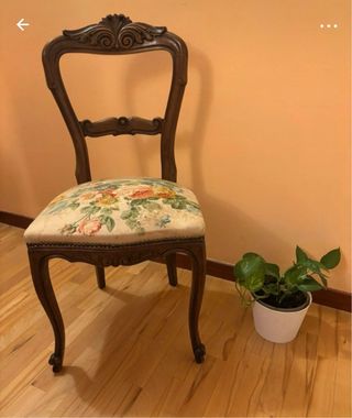 Sedia antica in legno con tessuto floreale