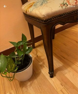 Sedia antica in legno con tessuto floreale