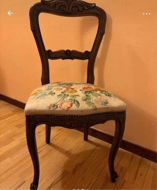 Sedia antica in legno con tessuto floreale