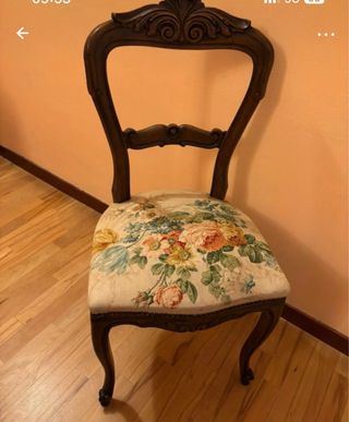 Sedia antica in legno con tessuto floreale
