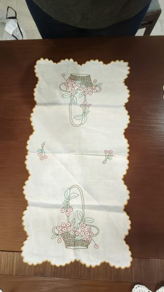 Mantelino/Camino de mesa bordado vintage