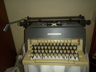 Máquina de escribir Olivetti Linea 98
