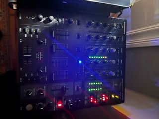 Mesa Mezclas DJ Behringer DJX 750, regalo plato