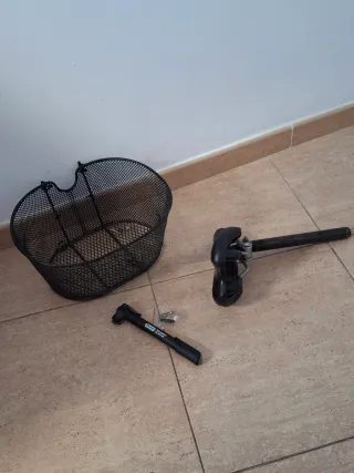 Cesta, sillín y bomba de bici