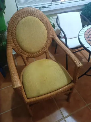 Silla de mimbre y madera estilo rústico