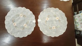 Pareja de tapetes redondos bordados flores vintage