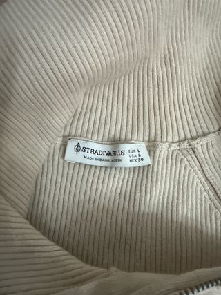 Jersey beige con cuello y cremallera