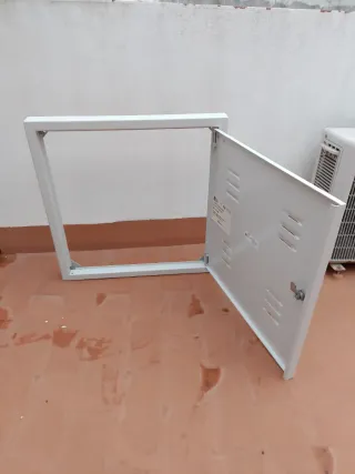 Puerta Metálica Contador Trifásico