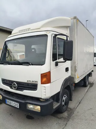 Camión Nissan atleon de 3500
