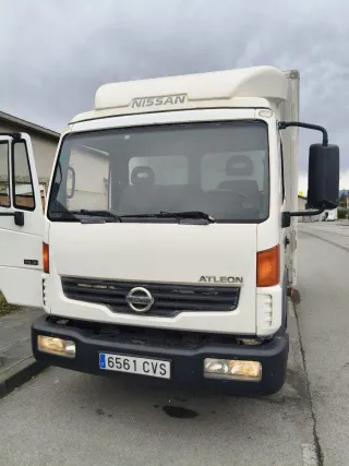 Camión Nissan atleon de 3500