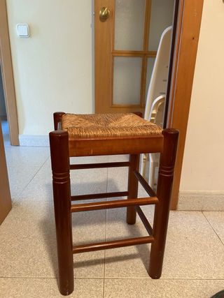 Taburete de madera con asiento de mimbre