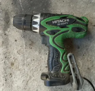 Taladro Hitachi 12V con 2 baterías y cargador