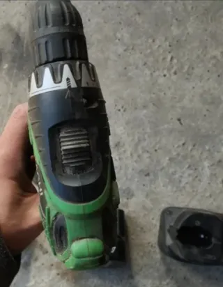 Taladro Hitachi 12V con 2 baterías y cargador